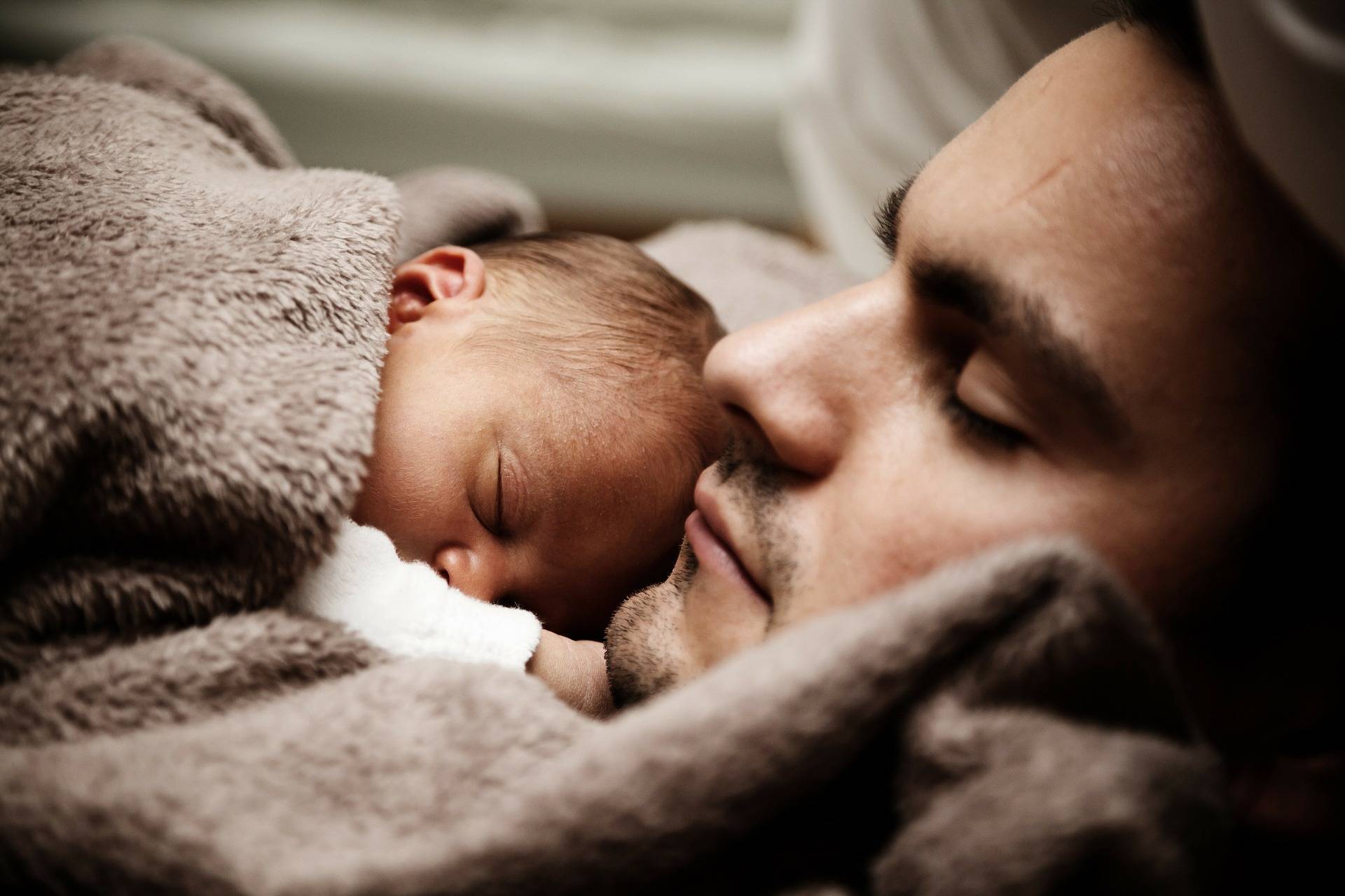 baja de maternidad y paternidad